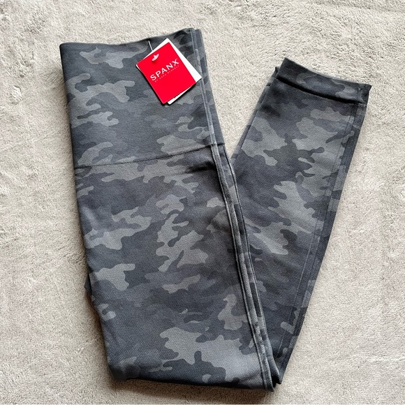 SPANX Look At Me Now Cropped Leggings - Picture 3 of 13